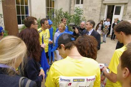 Les coureurs sont accueillis par Son Excellence Monsieur Oleg SHAMSHUR, Ambassadeur d'Ukraine en France au Square Schevtchenko, Paris